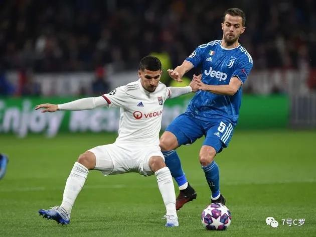 马赛训练开放日，赛后官宣签约引欢呼，葡超在即，高层口径保持一致的简单介绍