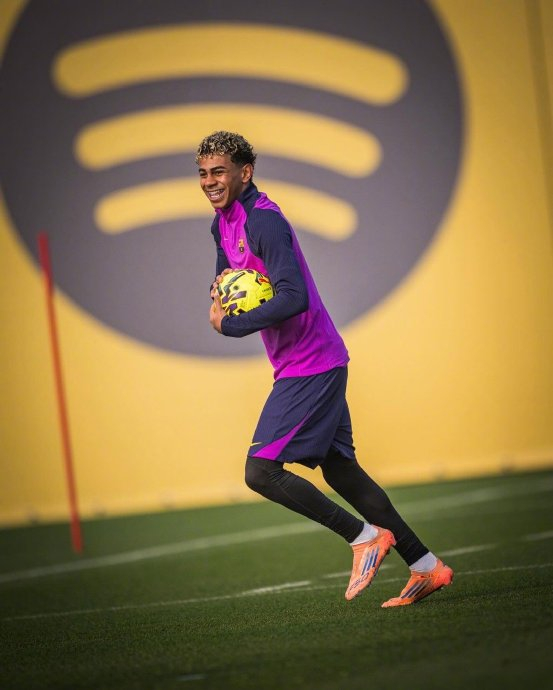 比利亚雷亚尔训练开放日；国际比赛日扳平良机引欢呼；英超在即；临场指挥获称赞